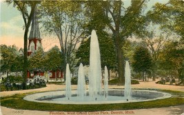 DB Postcard MI L225 Fountain West Grand Circus Park Detroit Church Men Sitting - $6.93