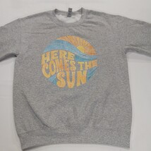 Gildan Heavy Blend HERE COMES THE SUN Men Gray Cotton Blend Graphic Sweatshirt S image 13