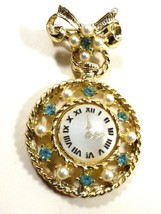 VTG Gold Tone Metal Green Peridot color Crystal Pearl faux Clock &amp; Bow Charm pin - £19.78 GBP