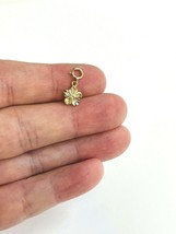 18 karat gold daisy flower pendant Charm With Spring Clasp Lock. - £55.72 GBP