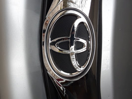 GENUINE TOYOTA CAMRY LE XL  AVALON  FRONT RADIATOR GRILLE EMBLEM 75310-0... - $44.19