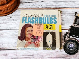 Vintage Sylvania Blue Dot AG1 Camera Flashbulbs Blue Bulbs In Box Complete - £9.50 GBP