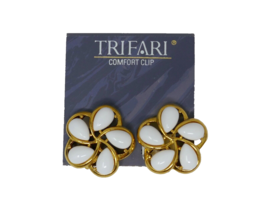 Trifari Goldtone White Cabochon Comfort Clip On Earrings - $418.19 MXN