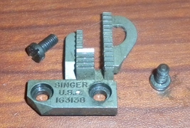 Singer 604E Feed Dog #163138 w/2 Mounting Screws #208 - £7.86 GBP