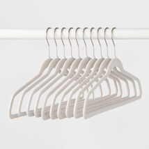 Brightroom 10pk White Velvet Flocked Clothes Hangers Sweaters Dresses - $260.76 MXN Brightroom 10pk White Velvet Flocked Clothes Hangers Sweaters Dresses - $260.76 MXN