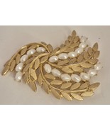 Vintage Crown Trifari Gold Tone Pearl &amp; Metal Brooch Pin 2&quot; - $1,603.42 MXN