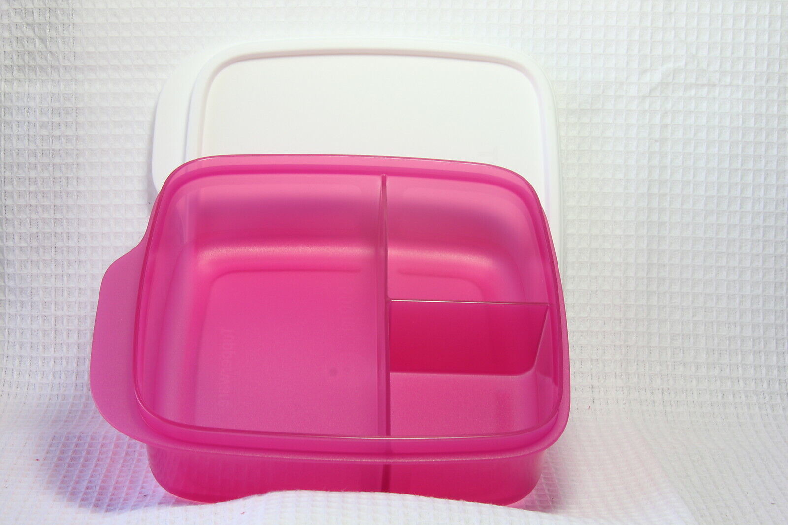 Tupperware Lunch-it (new) LUNCH-IT - 1 1/3 C & TWO 1/3 C COMPARTMENTS- FUCHSIA - $14.46