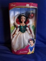 Disney Princess Snow White Porcelain Keepsake Doll Holiday Edition 2003 W Apple - £73.93 GBP