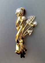 VTG Gold Tone Brooch Pin Sparkly  Rhinestone Faux Pearl Floral Bouquet W... - £14.89 GBP