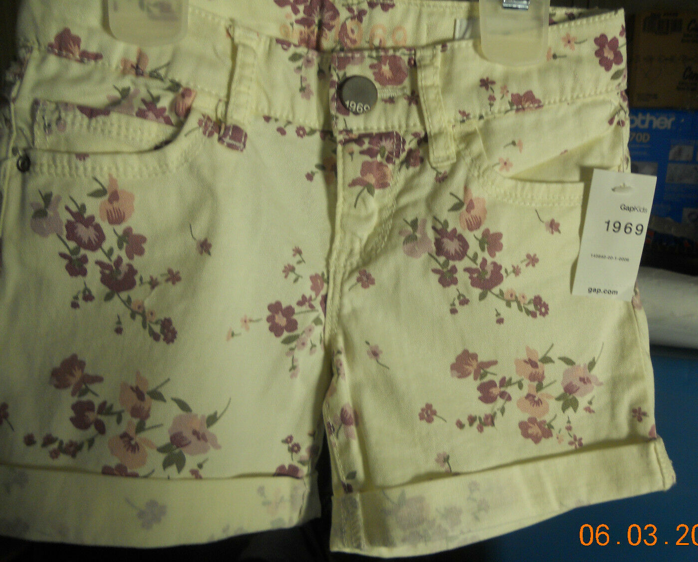 SOLD  GAP Kids Floral IVORY 1969 Cotton Blend Everyday Summer "6" Regular Shorts - $11.00