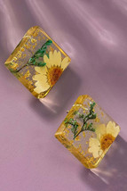 Square resin stud earrings with dried daisy flower - £9.38 GBP