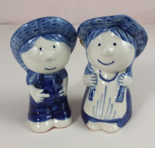 Vintage Enesco Blue &amp; White Farmer Boy &amp; Girl Salt &amp; Pepper Shakers - $176.33 MXN