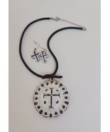 Round Corded Cross Pendant Necklace And Earrings Branded? - $252.48 MXN