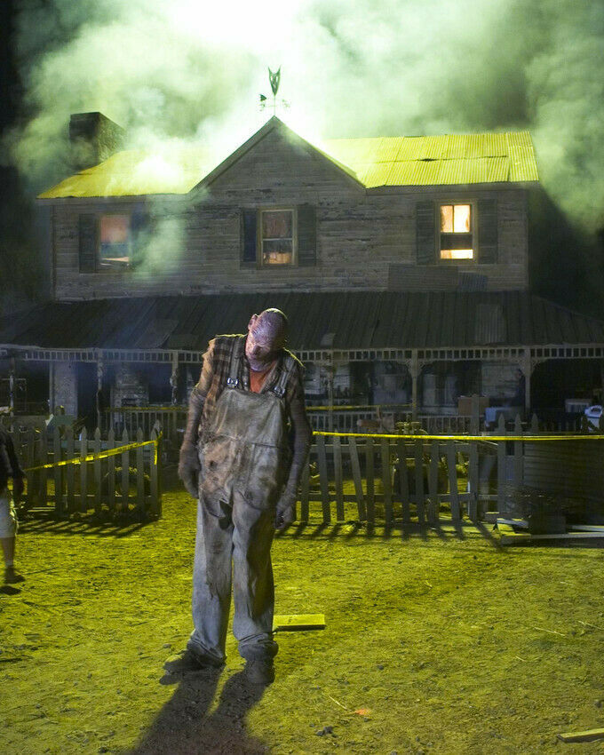THE DEVIL&#39;S REJECTS MATTHEW MCGRORY AS TINY BY SPOOKY HOUSE 8X10 PHOTO - $9.75