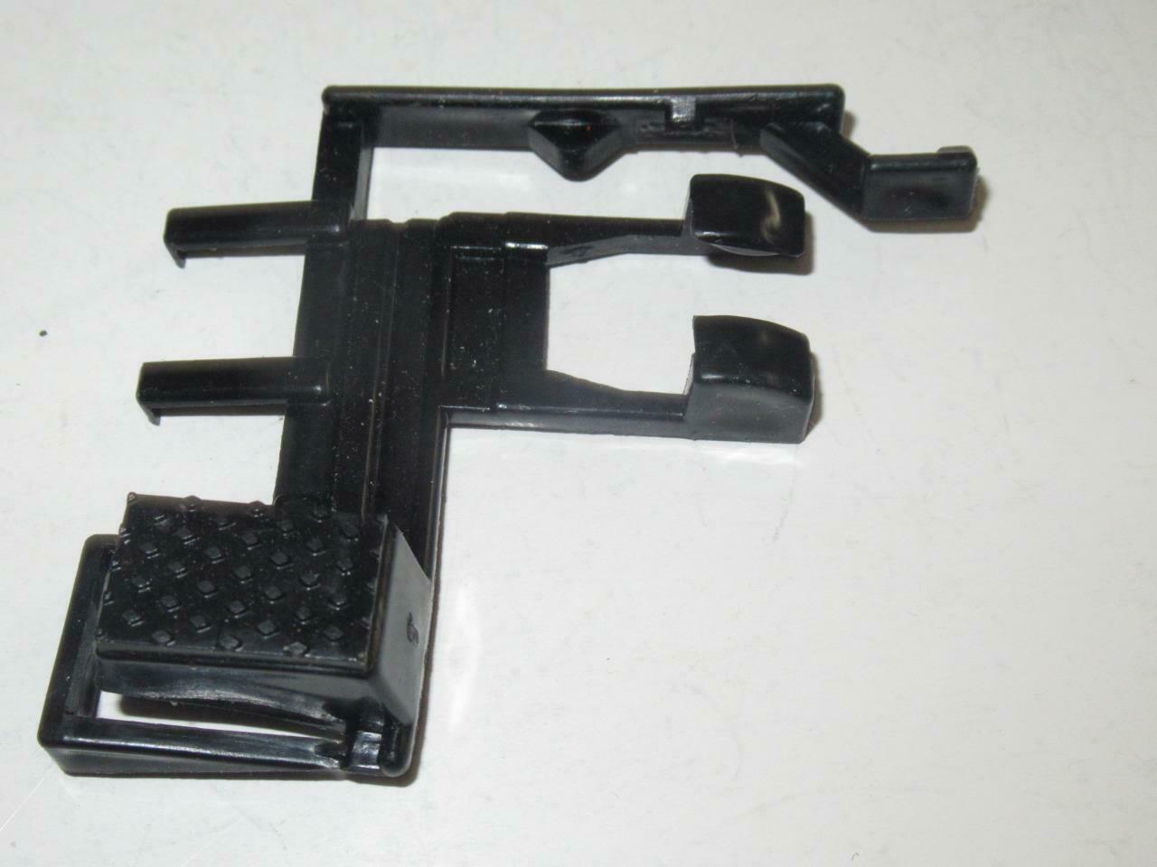 LIONEL - PLASTIC MANUAL UN-COUPLER- EXC. - M61 - $2.15