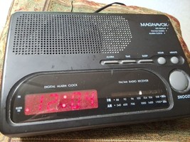 Vintage Magnavox AJ 3130/17 AM/FM Weather Dual Alarm Clock Radio Tested ... - £10.63 GBP