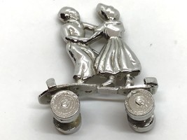 Dutch Couple on Roller skate Pin VTG - $18.72 MXN