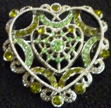 GORGEOUS VINTAGE FASHION JEWELRY BROCH PIN HEART FAUX GLASS EMERALDS - £16.13 GBP