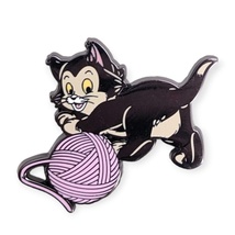 Pinocchio Disney Loungelfy Pin: Figaro with Yarn - $368.31 MXN