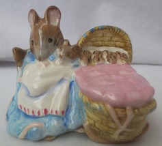 Royal Albert England Beatrix Potter Hunca Munca Mouse With Babies Figurine 1989 - £11.79 GBP