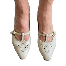 70s VTG Cobbies Red Cross Shoe 7 1/2 R57161 Cream Leather Wood Heel Wome... - $794.36 MXN