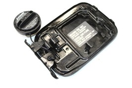 2006-2007 INFINITI M35 M45 EXTERIOR FUEL LID DOOR AND GAS CAP P1870 image 7