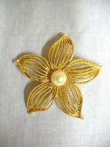 PRE-OWNED VINTAGE LARGE SIZED FANCY GOLDEN 5 PETAL FLOWER BLOOM BROOCH PIN - $238.69 MXN