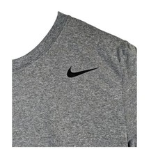 Mens The Nike Tee Dri-Fit Athletic Cut Size Small Gray Heather T-Shirt - $24.98