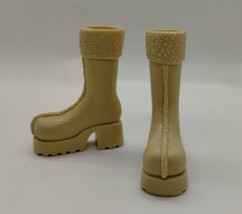Bratz Wintertime Wonderland DANA Tan Snow Boots - $12.87