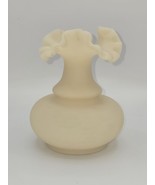 Fenton Glass Vintage Satin Custard Ruffled Rim Vase - $1,140.27 MXN