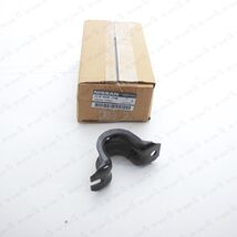New Genuine OEM Nissan Armada Titan QX56 Rear Stabilizer Bar Bracket 562... - $49.76