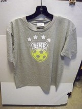 BOYS YOUTH KIDS NIKE SOCCER BALL GRAPHIC TEE T SHIRT GRAY NEW $25 052 - $322.80 MXN