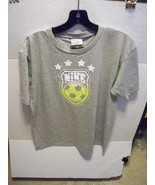 BOYS YOUTH KIDS NIKE SOCCER BALL GRAPHIC TEE T SHIRT GRAY NEW $25 052 - $323.45 MXN
