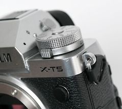 Fujifilm X-T5 40.2MP Mirrorless Camera with XF 16-80mm F4 R OIS WR Lens - Silver image 3