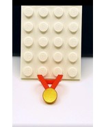 LEGO New Red Minifigure Neck Medal with Gold Medallion Sport Award - €7,20 EUR