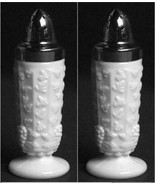 Westmoreland PANELED GRAPE White Milk Glass SALT &amp; PEPPER SHAKER - $225.80 MXN