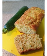 Zucchini Bread Loaf. Homemade.  Hints of Cinnamon. 8.5 x 4.5 loaf - €9,62 EUR