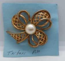 Vintage TRIFARI Textured Gold Tone 3D Flower Faux Pearl Center Brooch Pin - £11.73 GBP