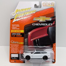 Johnny Lightning 2013 Camaro ZL1 Convertible Summit White 1:64 Diecast T... - $128.66 MXN