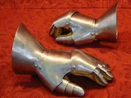 Medieval Gauntlets Pair Of Metal Plate Iron Steel Gloves Knight Armor Gloves new - £98.19 GBP