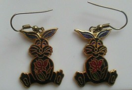 Vintage Cloisonné Enamel Bunny Rabbit Holding Flower Hook Earrings - £7.43 GBP