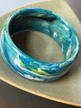 Vintage Thick Wide Pretty Blue w White &amp; Hints of Yellow Swirl Plastic Bangle - £13.29 GBP
