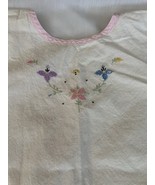 Vintage 1950s  Baby/ Child  Apron embroidered flowers, pink trim - $447.73 MXN