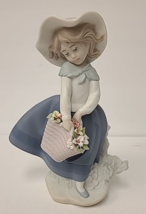 Vintage Lladro Matte Finish Porcelain Figurine "Pretty Pickings" - £133.76 GBP