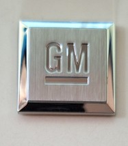 Genuine GM OEM 15223483 Front Side Door Emblem - $181.40 MXN