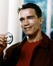 Arnold Schwarzenegger Kindergarten Cop Holding Police Badge 8x10 Photo - £7.62 GBP