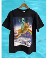 Delta Rainbow Alien Riding A Kitty Cat Shirt Men’s Size L  Large - $322.14 MXN