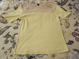 ANN TAYLOR YELLOW CAP SLEEVE TOP WITH TAN LACE TRIM SZ SMALL #9057 - $11.25