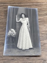 Vintage 1940&#39;s Black &amp; White Photograph Young Woman Portrait Prom Weddin... - $182.84 MXN