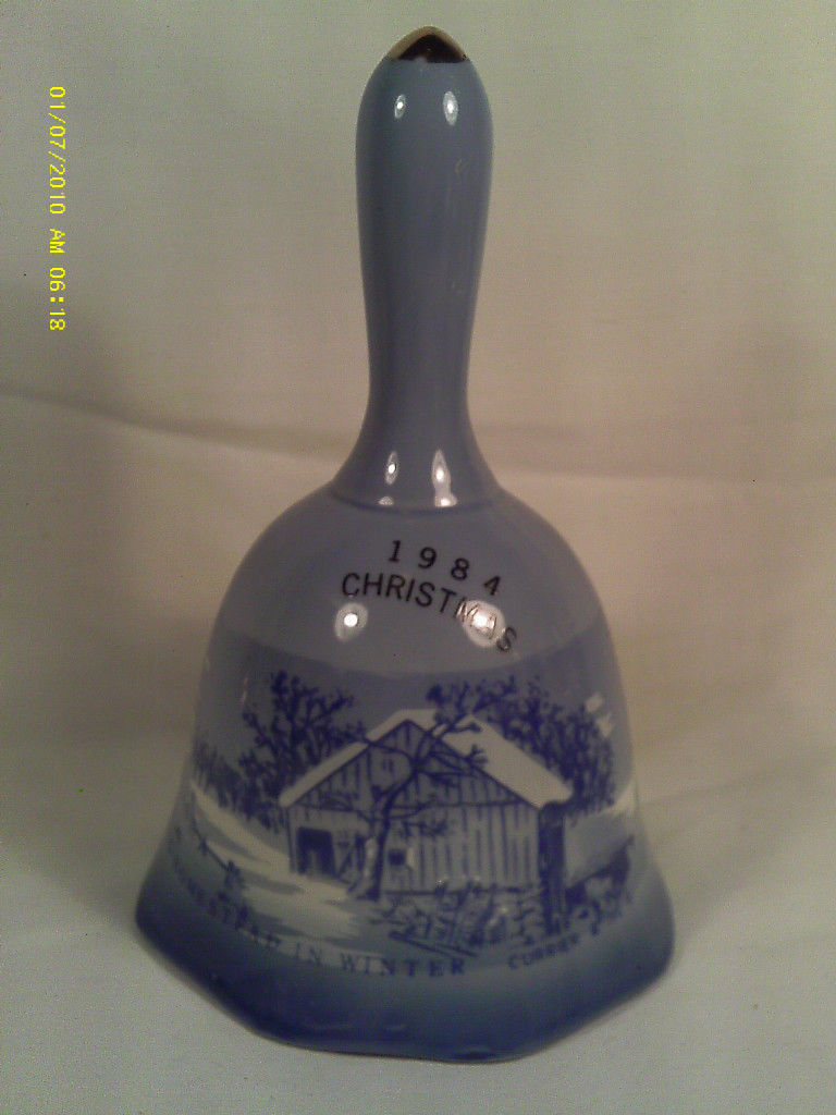 [M12] 5" PORCELAIN BELL 1984 CHRISTMAS "THE OLD HOMESTEAD" CURRIER & IVES - $3.99
